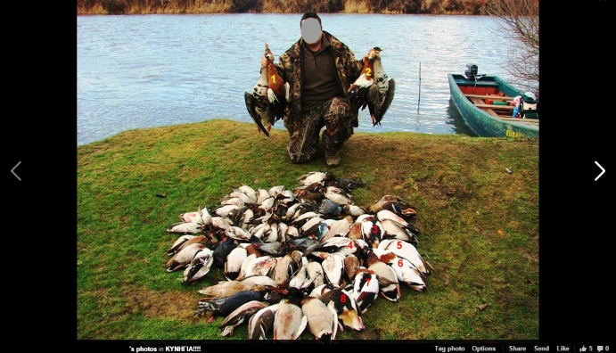 Πρόεδρος κυνηγετικού συλλόγου ποζάρει με πουλιά που σκότωσε (φωτό)